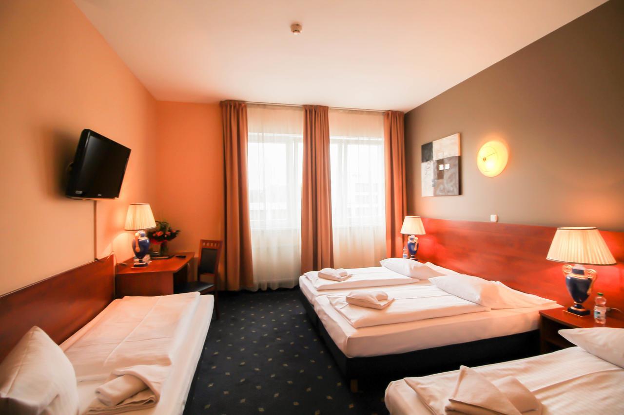Quintuple Room